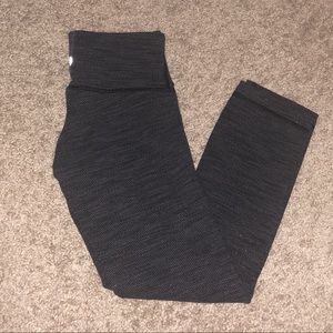 Lululemon cropped leggings. Reflective grey. Sz 2